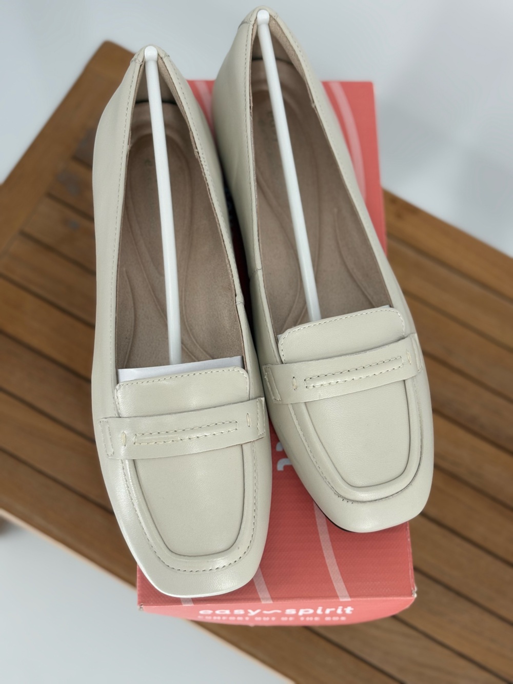 New easy spirit Women's Cream Leather Penny Loafers size 7M